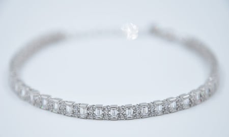 اسوارة يد ذهب ابيض مزينة بفصوص باجيت دور واحد  عيار 18