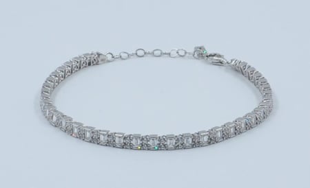 اسوارة يد ذهب ابيض مزينة بفصوص باجيت دور واحد  عيار 18