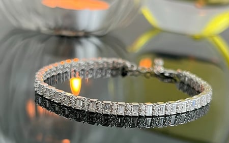 اسوارة يد ذهب ابيض مزينة بفصوص باجيت دور واحد  عيار 18