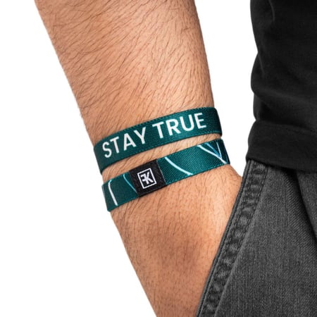 اسوارة STAY TRUE