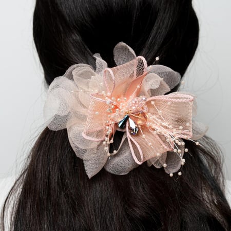 مشبك شعر أنيق مزين بوردة قماشية مع لؤلؤ وكريستال