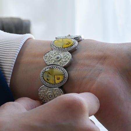 Luxurious watch with a stylish engraved design, made in Korea