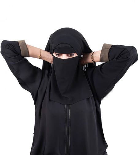 طرحة سوداء برباط