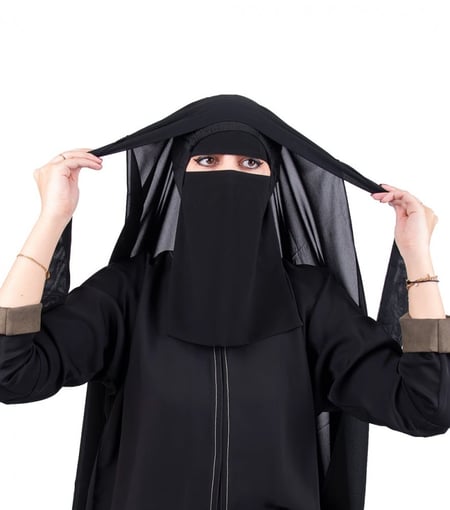 طرحة سوداء برباط