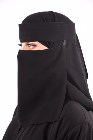 نقاب وسط مطاط