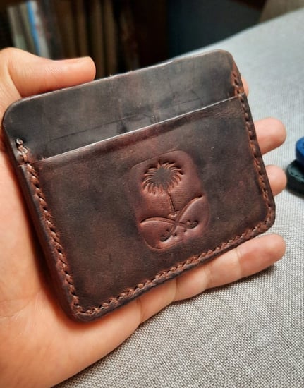 محفظة بطاقات جلد طبيعي تصنيع يدوي