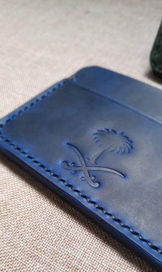 محفظة بطاقات جلد طبيعي الوان متعددة