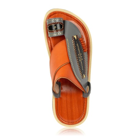 حذاء شرقي بني مطرز