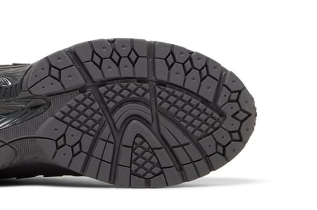 نيوبالانس ١٩٠٦ آر رمادي غامق Newbalance 1906R dark gray