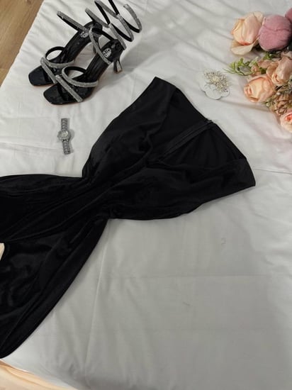 فستان أنيق بطلته الجميلة