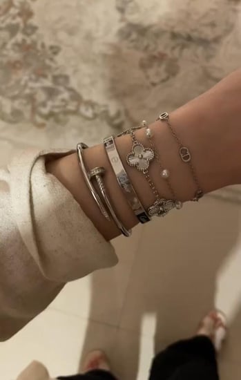 لمجموعة أساور فضية تضفي لمسة من الأناقة