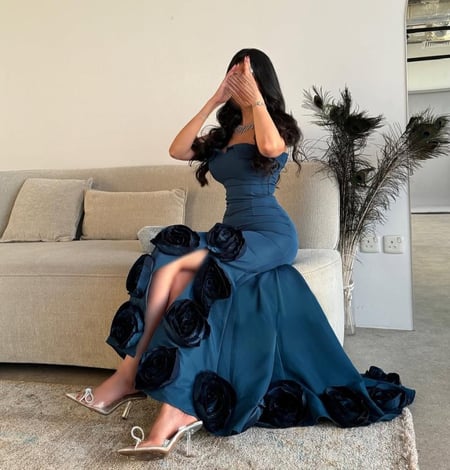 فستان ناعم مزين بالورود بطلته الجميلة