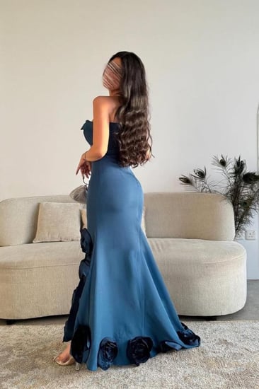 فستان ناعم مزين بالورود بطلته الجميلة