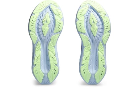 حذاء ASICS Novablast 4