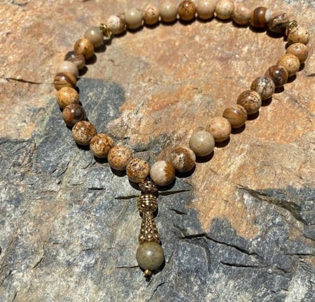 سُبحة حجر لون بني