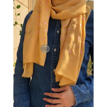 طرحه بوال بتطريز  على شكل قرن الغزال لون منجي