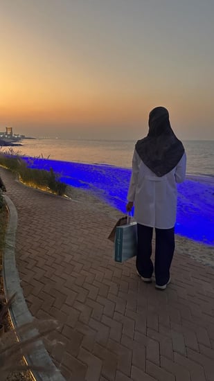 لابكوت لونا طبي نسائي لون  ابيضّ بتصميم مميز و عملي