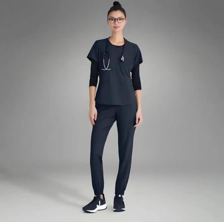 بلوزة سكراب من قريز اناتومي ايفولف رايثيم لون رمادي - steel