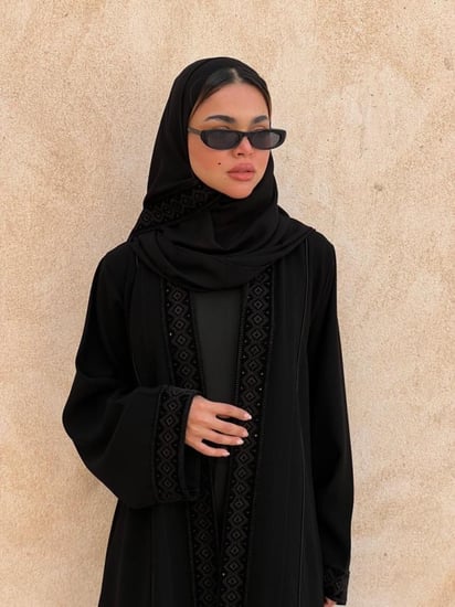 عباية black كريب اسود مع تطريز مخمل