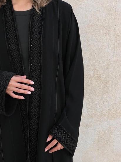 عباية black كريب اسود مع تطريز مخمل