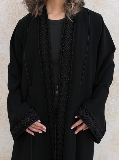 عباية black كريب اسود مع تطريز مخمل