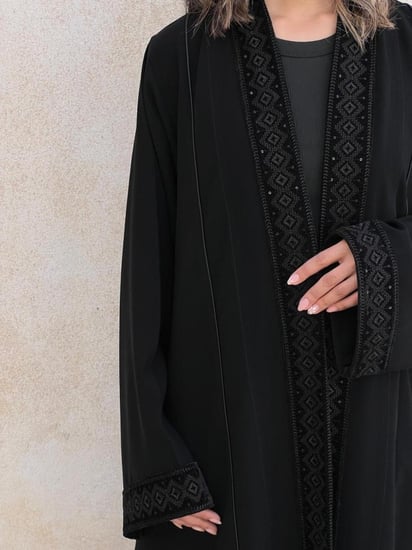 عباية black كريب اسود مع تطريز مخمل
