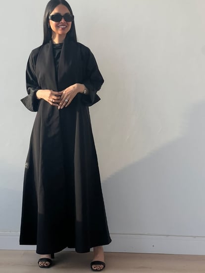 عباية كتان اسود بياقة رفيعه مع جاكار بالاكمام والخلف 004