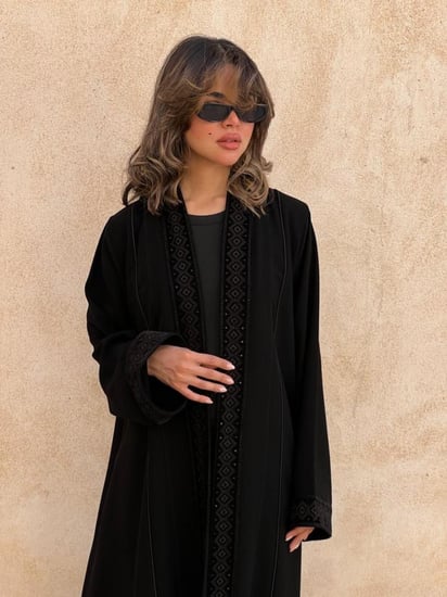 عباية black كريب اسود مع تطريز مخمل