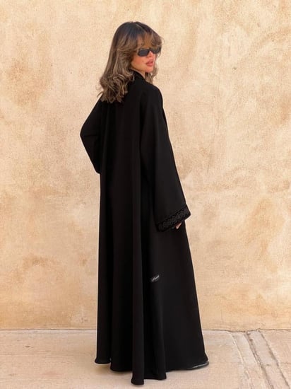 عباية black كريب اسود مع تطريز مخمل