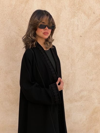 عباية black كريب اسود مع تطريز مخمل