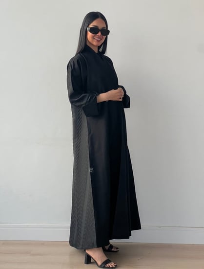 عباية كتان اسود بياقة رفيعه مع جاكار بالاكمام والخلف 004