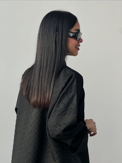 عباية كتان اسود بياقة رفيعه مع جاكار بالاكمام والخلف 004