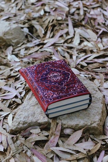 شنطة كُتب سجاد شرقي احمر