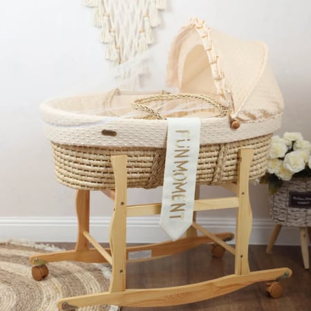 سلة موسى قطنية للمواليد مع قاعدة خشبية وعجلات - لون بيج كلاسيكي