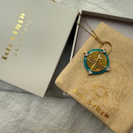 سلسال اليعسوب الأزرق قلادة يعسوب مطلية بالذهب بتصميم دائري وفصوص براقة