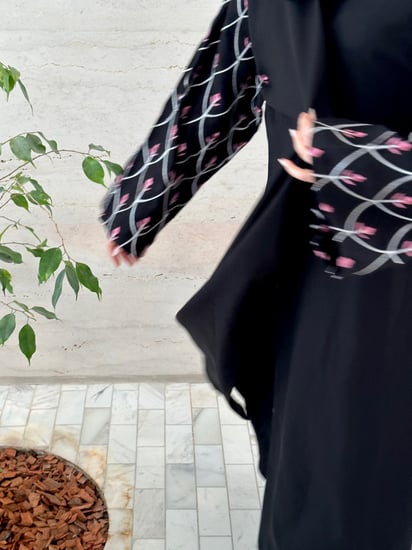 عبايه تطريز وردي