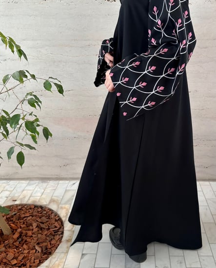 عبايه تطريز وردي