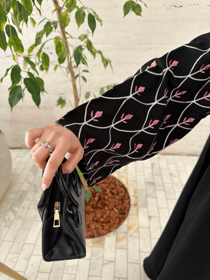 عبايه تطريز وردي