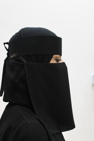 نقاب نيوم وسط