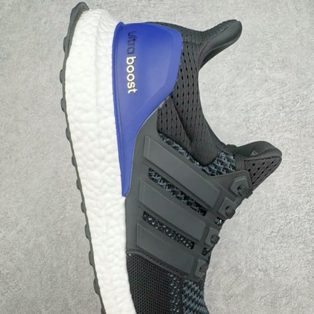 حذاء رياضي رجالي "Adidas Ultra-boost OG"