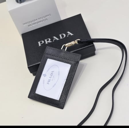 حامل بطاقات " برادا"