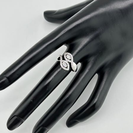 خاتم ذهب ابيض تصميم الماس عيار 18 من مجوهرات الشلوي