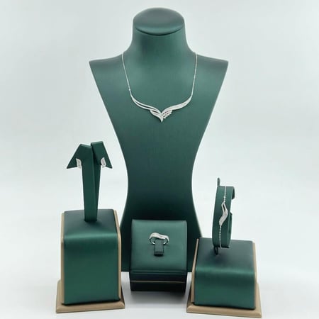 طقم ذهب ابيض تصميم الماس عيار 18 من مجوهرات الشلوي