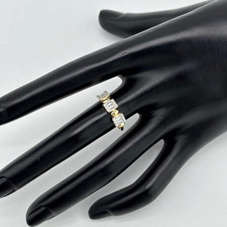 خاتم ذهب عيار 18 تصميم الماس من مجوهرات الشلوي