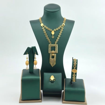 طقم ذهب كبير عيار 21 ناعم بتصميم فاخر وانيق