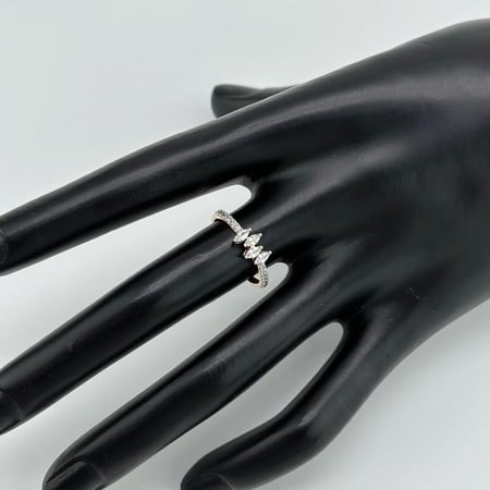 خاتم ذهب عيار 18 تصميم الماس من مجوهرات الشلوي