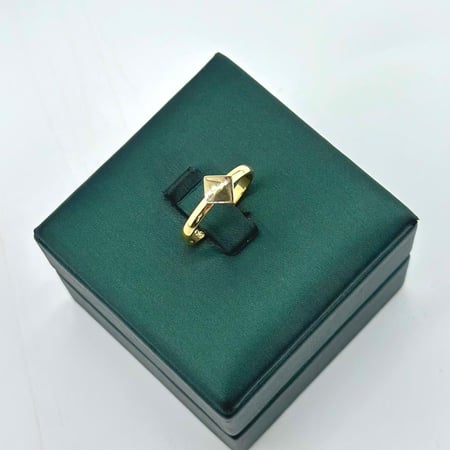 خاتم ذهب أصفر عيار 18 من مجوهرات الشلوي