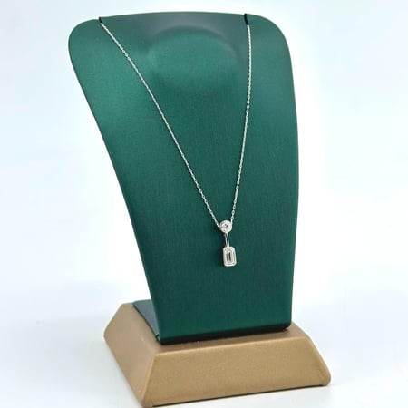 عقد ذهب أبيض عيار 18 من مجوهرات الشلوي