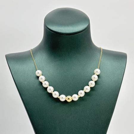 عقد ذهب اصفر مع لولو عيار18 من مجوهرات الشلوي