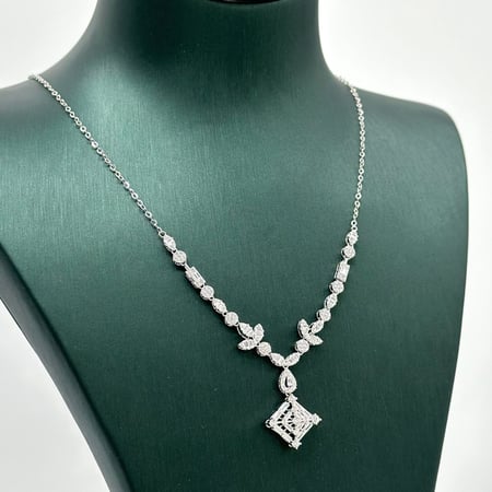 عقد ذهب ابيض عيار 18 من مجوهرات الشلوي